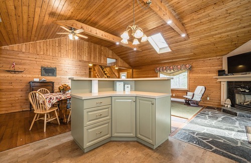 South Bruce Peninsula Cabin | Cozy Hideaway: Hot Tub & Nature Escapes