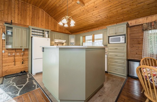 South Bruce Peninsula Cabin | Cozy Hideaway: Hot Tub & Nature Escapes