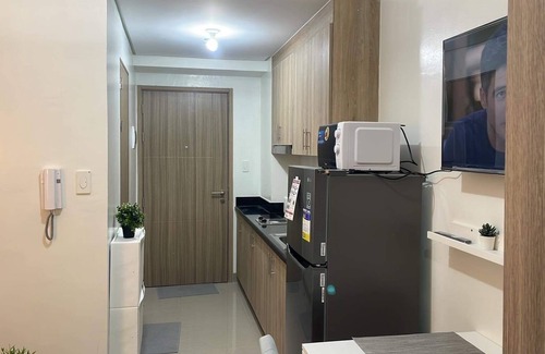 Baclaran Condo | Cozy High Floor 1-bedroom condo with AC, WiFi in Shore 2 Tower 3
