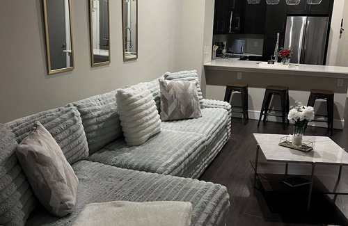 Iberville Apartment | Cozy High rise on Canal St w/balcony! Only 4 mins to Super Bowl & Bourbon St!