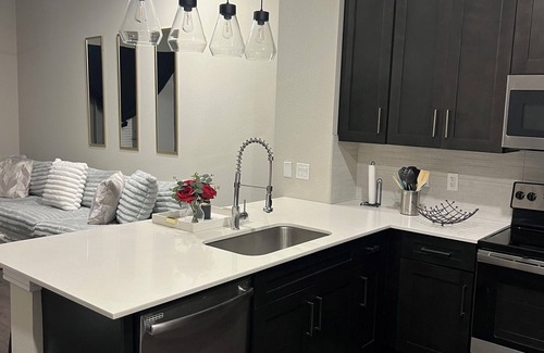 Iberville Apartment | Cozy High rise on Canal St w/balcony! Only 4 mins to Super Bowl & Bourbon St!
