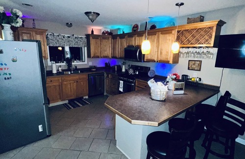 West Valley House | Cozy hillside retreat with a private backyard. 6 mins from the village