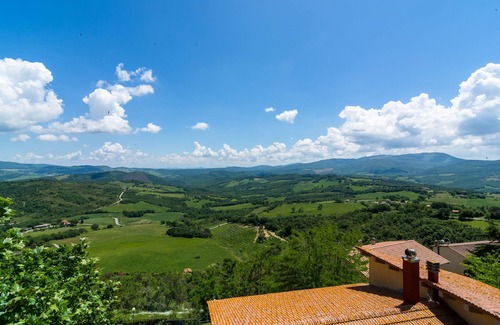 Montecastelli House | Cozy Holiday Home in Montecastelli Pisano with Balcony
