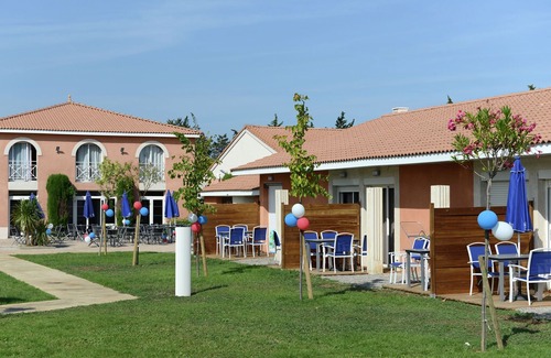 Salleles-d'Aude Villa | Cozy holiday home with terrace surrounded by vineyards