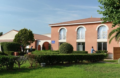 Salleles-d'Aude Villa | Cozy holiday home with terrace surrounded by vineyards