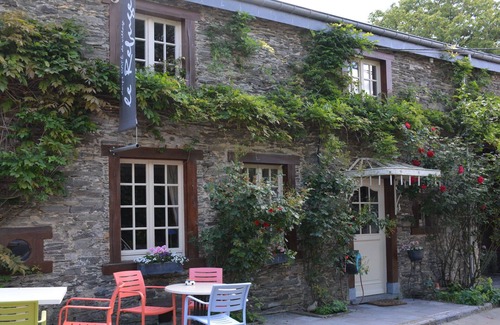Gembes House | Cozy Holiday Home in Bièvre with Pond