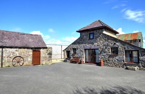 Llanfaglan House | Cozy Holiday Home in Llanfaglan with barbecue