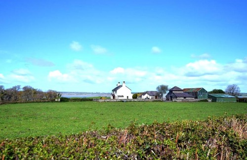 Llanfaglan House | Cozy Holiday Home in Llanfaglan with barbecue