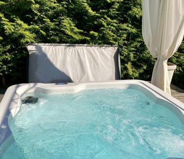 Espoo Centre Apartment | Cozy Holiday Home with Outside Jacuzzi & Sauna