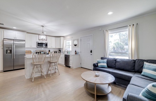 Whitemarsh Island House | Cozy home centrally located between Tybee Island & Downtown Savannah.
