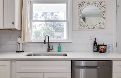 Whitemarsh Island House | Cozy home centrally located between Tybee Island & Downtown Savannah.