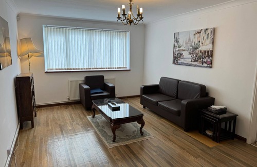 Luton House | Cozy Home - Contractor/Families/Relocation/Leisure/Business 5beds |FREE Parking