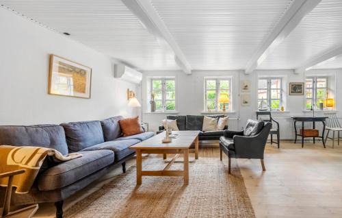 Tejn House | Cozy Home In Allinge With Kitchen