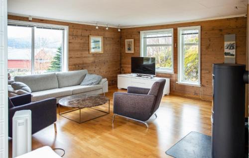 Osteroy House | Cozy Home In Bruvik With Wifi