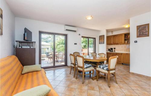 Cesarica House | Cozy Home In Cesarica With Kitchen