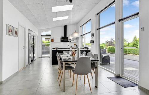 Hvalpsund House | Cozy Home In Farsø With Wifi