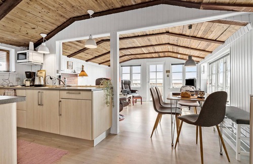 Grena Strand House | Cozy home in Grenaa with house sea view