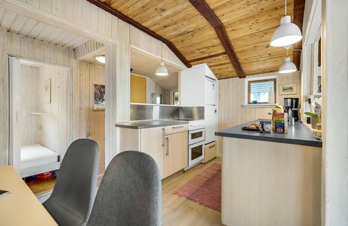 Grena Strand House | Cozy home in Grenaa with house sea view
