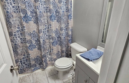 Griffin House | Cozy home in quiet Griffin neighborhood! 5 mins from restaurants and shopping.