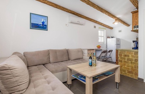 Mali Losinj House | Cozy home in Sveti Jakov with kitchen