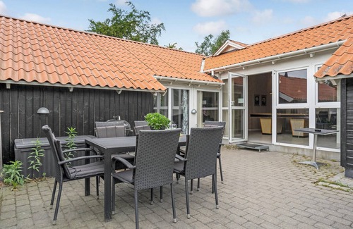 Bøtø By House | Cozy home in Væggerløse with sauna