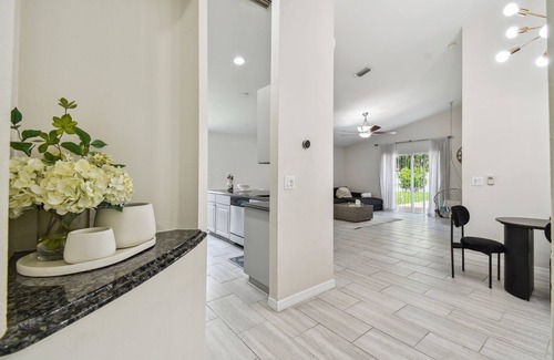 Oak Grove House | Cozy home near the Tampa Premium Outlets in the heart of Tampa!