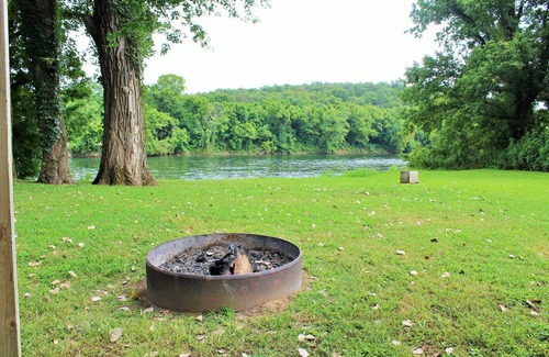 Lone Rock House | Cozy home nestled right on the White River boat ramp/great fishing.