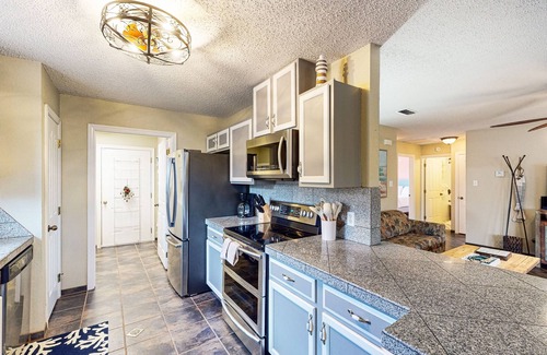 Laguna Vista House | Cozy home on golf course with hot tub spa - minutes to beach