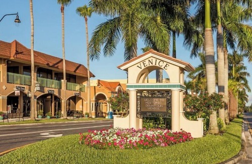 Venice Gardens House | Cozy home with heated pool - 8 min from the beach.