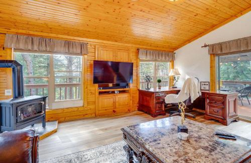 Woodland Park House | Cozy Home with Hot Tub - 11 Mi to Rainbow Falls