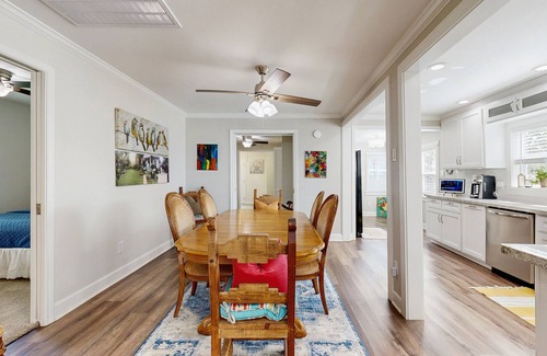Houston House | Cozy home with kitchen, living room, porch and swings, near downtown Houston