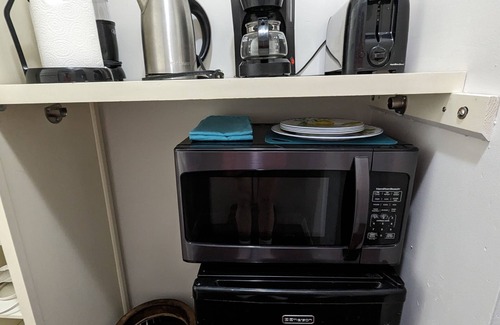 Port Saint Lucie Apartment | Cozy Honey Room Perfect Comfort with Wi-Fi & Free Parking