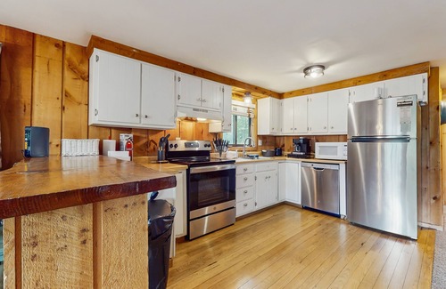 West Dover House | Cozy house close to Mt Snow w/hot tub, balcony, bbq, two kitchens, w/d, wifi