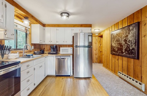 West Dover House | Cozy house close to Mt Snow w/hot tub, balcony, bbq, two kitchens, w/d, wifi