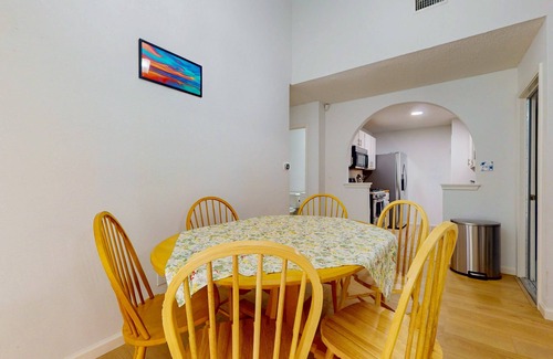 Buckingham Estates House | Cozy house in South Austin w/full kitchen, living room, WIFI, enclosed backyard