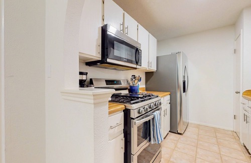 Buckingham Estates House | Cozy house in South Austin w/full kitchen, living room, WIFI, enclosed backyard