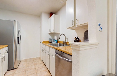 Buckingham Estates House | Cozy house in South Austin w/full kitchen, living room, WIFI, enclosed backyard
