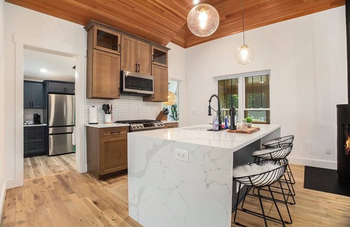 Fennville House | Cozy house with hot tub- 5 minutes to Douglas & Saugatuck