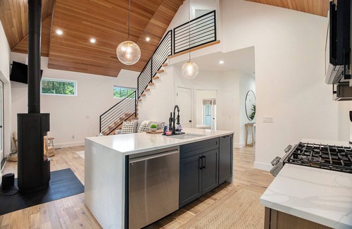Fennville House | Cozy house with hot tub- 5 minutes to Douglas & Saugatuck