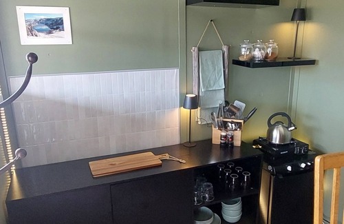 Cambrians Cabin | Cozy hut style accommodation a short stroll from the river.