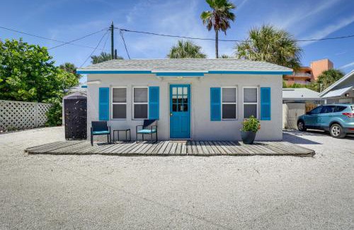 Indian Rocks Beach House | Cozy Indian Rocks Beach Cottage Steps to Seawall!