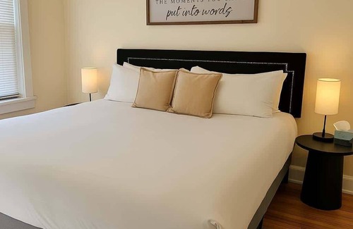 East Albany Park Apartment | Cozy & Inviting 2BR Apartment