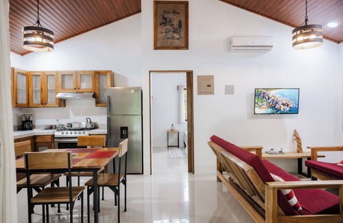 Parrita Cabin | Cozy jungle cabin with WiFi and AC in beautiful Parrita