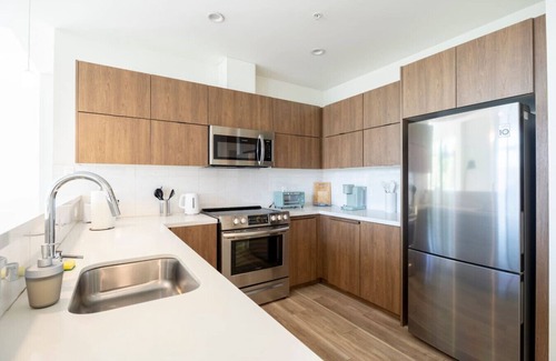 Wilshire Apartment | Cozy K-Town 2B2BA w/Balcony (ID266)
