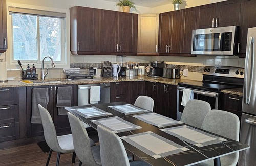 Northwest Calgary House | Cozy King Bed &Breakfast 4beds *AC* near Winsport
