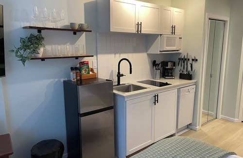 Whistler Cay Heights Apartment | Cozy King Studio