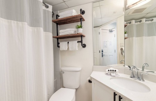 Whistler Cay Heights Apartment | Cozy King Studio