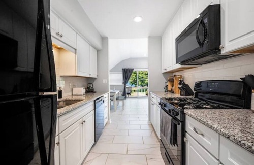 Burt House | Cozy Lake Cottage on Niagara Wine trail with Hot tub. 35 mins to Niagara Falls!