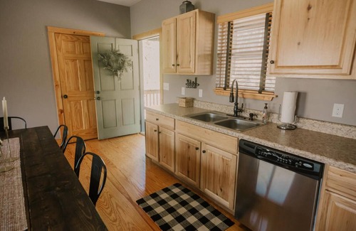 Smithville House | Cozy lake house with fire pit and lake access in backyard