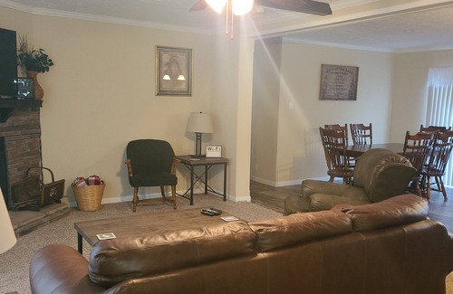 Checotah House | Cozy lake retreat! Short walk to community beach and boat ramp! +2 kayaks!